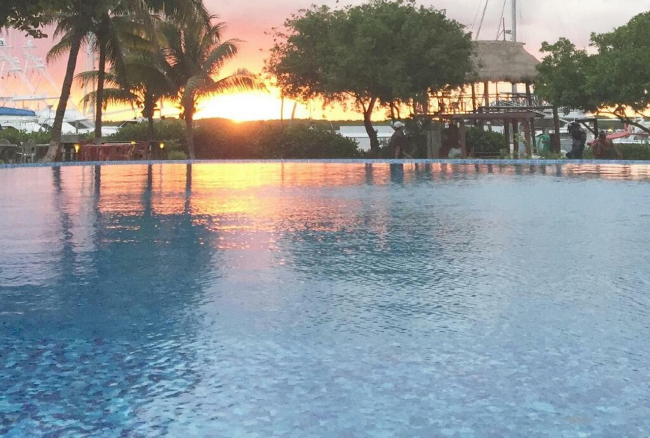 Marina Paraiso Isla Mujeres Hotel エクステリア 写真